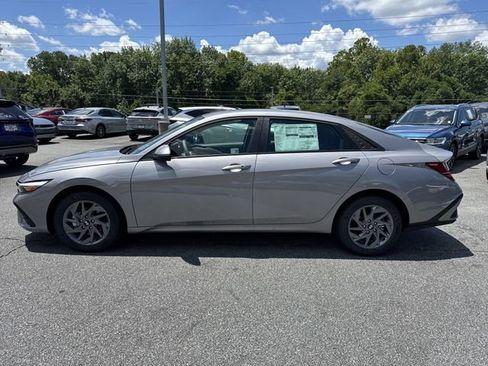 Certified 2025 Hyundai Elantra Hybrid w/ Cargo Package FWD image 4