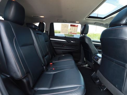 Used 2018 Toyota Highlander XLE FWD image 27