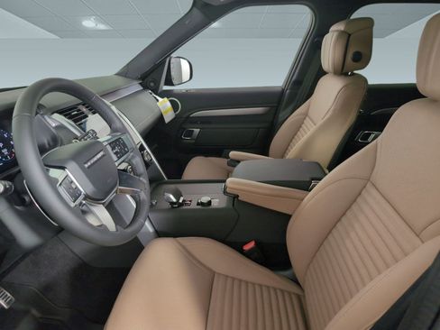 Used 2025 Land Rover Discovery Dynamic SE image 5