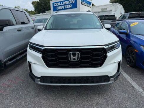 Used 2024 Honda Pilot Touring image 2