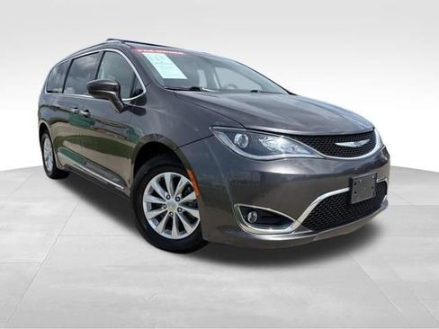 Used 2018 Chrysler Pacifica Touring-L FWD image 2