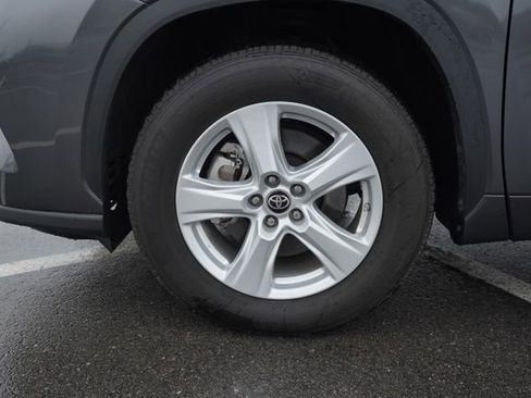 Used 2024 Toyota Highlander LE image 11