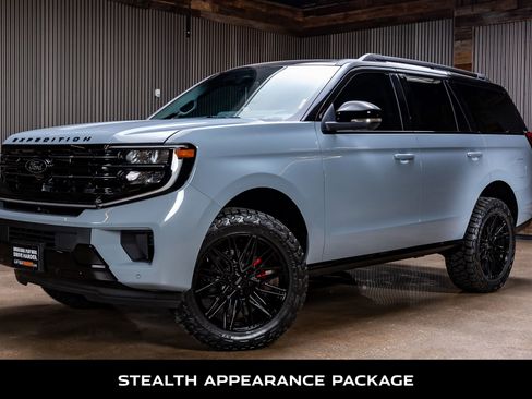 Used 2025 Ford Expedition Platinum w/ Stealth Performance Package image 5