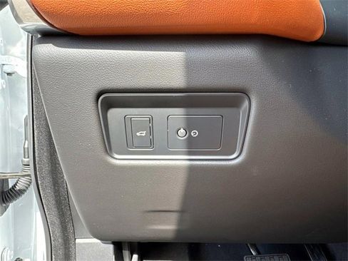 New 2025 Jaguar F-PACE R-Dynamic S image 32