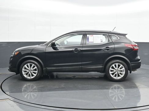 Used 2020 Nissan Rogue Sport SV image 3