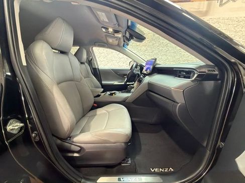 Used 2024 Toyota Venza XLE AWD/4WD image 11