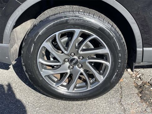 Used 2022 Lincoln Corsair Standard w/ Equipment Group 101A image 9