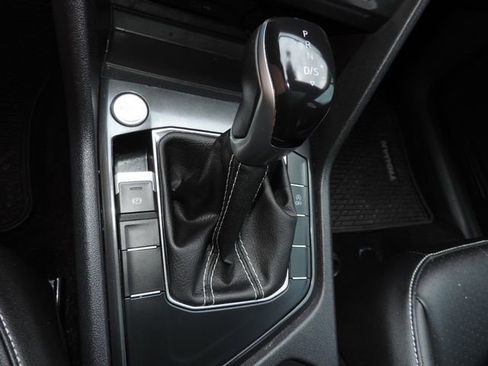 Used 2023 Volkswagen Tiguan SE w/ Panoramic Sunroof Package image 25