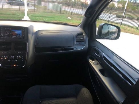 Used 2020 Dodge Grand Caravan SE image 28