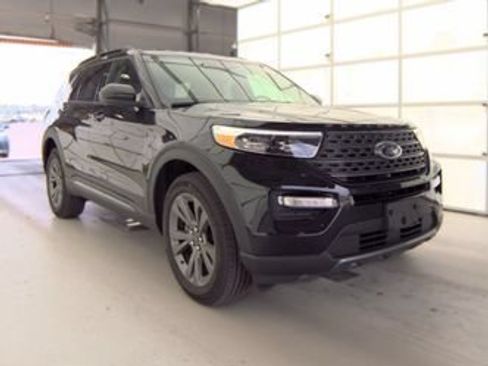 Used 2023 Ford Explorer XLT w/ Equipment Group 202A AWD/4WD image 4