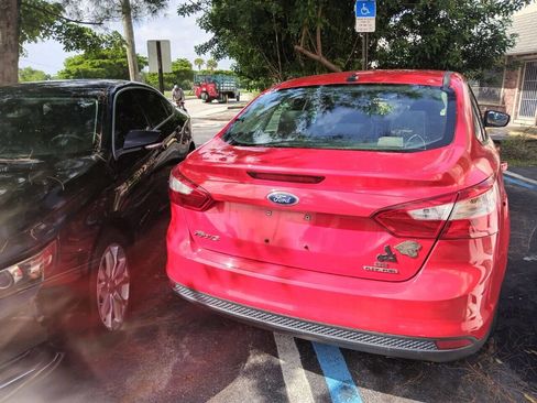 Used 2014 Ford Focus SE w/ SE Winter Package image 4