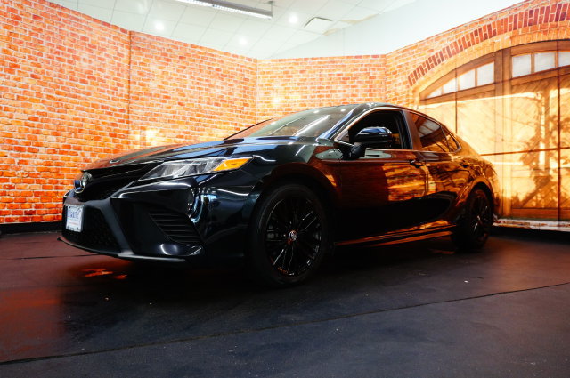 Used 2020 Toyota Camry SE FWD image 2