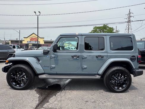 Used 2025 Jeep Wrangler Unlimited Sahara AWD/4WD image 4