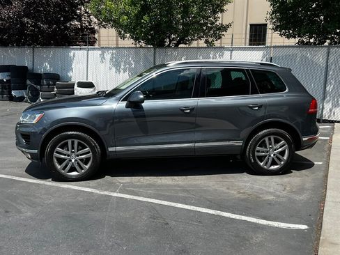 Used 2016 Volkswagen Touareg VR6 AWD/4WD image 4