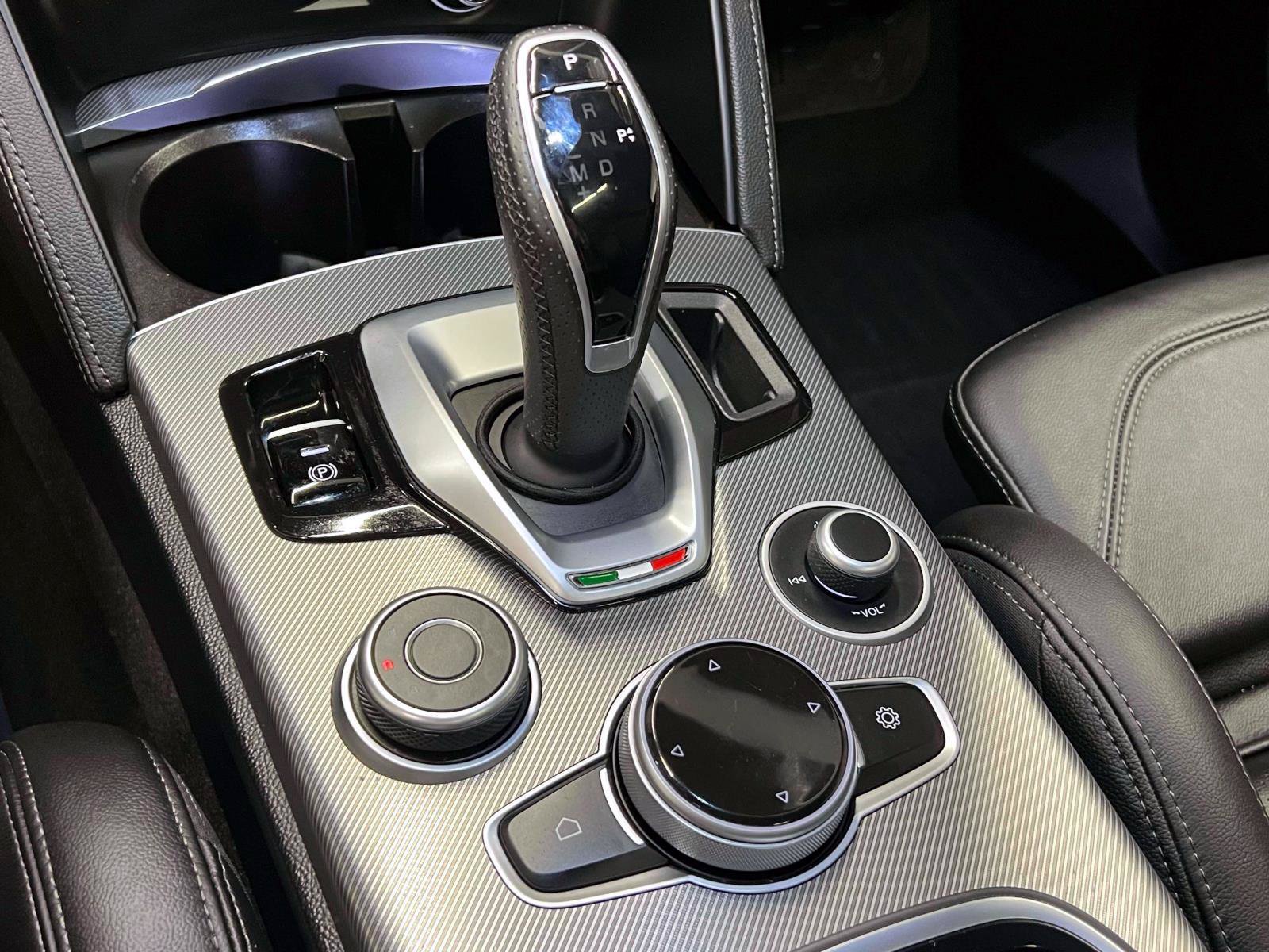 Used 2023 Alfa Romeo Stelvio Veloce AWD/4WD image 27