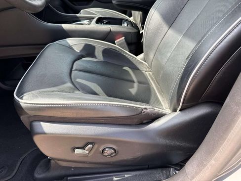 Used 2023 Chrysler Pacifica Limited w/ S Appearance Package FWD image 18