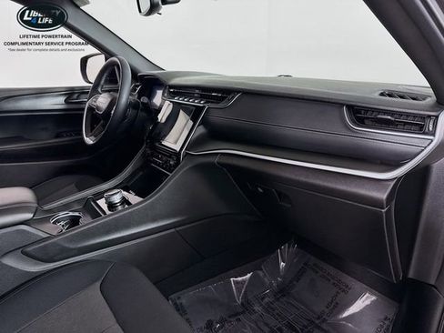 Used 2024 Jeep Grand Cherokee L Laredo image 29