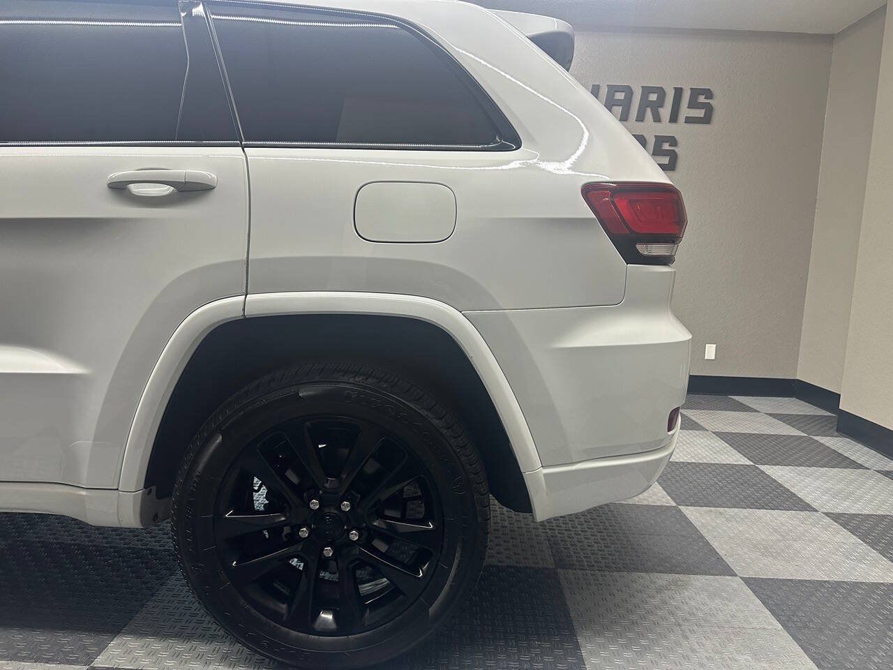 Used 2019 Jeep Grand Cherokee Altitude AWD/4WD image 13