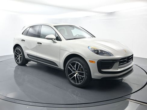 Used 2023 Porsche Macan image 17