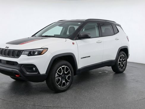 Used 2025 Jeep Compass Trailhawk AWD/4WD image 3