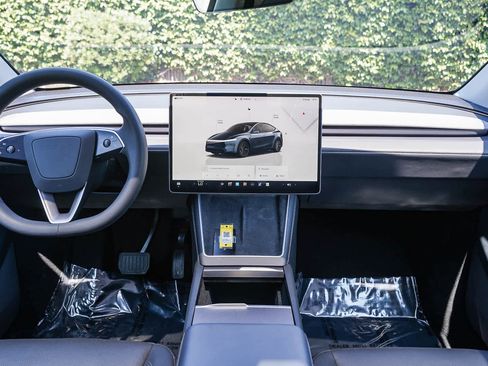 Used 2026 Tesla Model Y AWD image 11