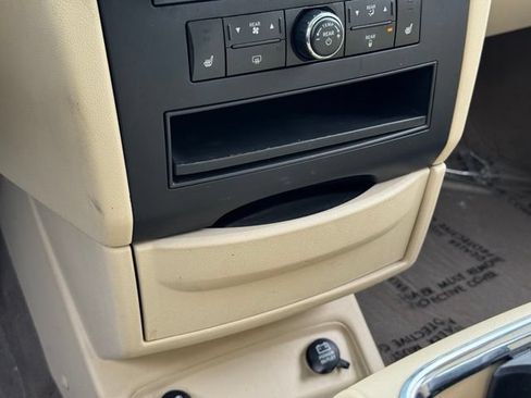 Used 2010 Volkswagen Routan SEL FWD image 17