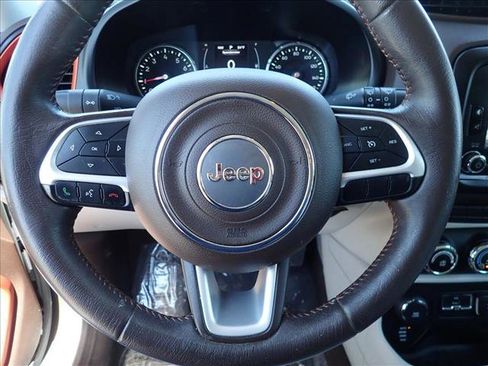 Used 2015 Jeep Renegade Latitude AWD/4WD image 12