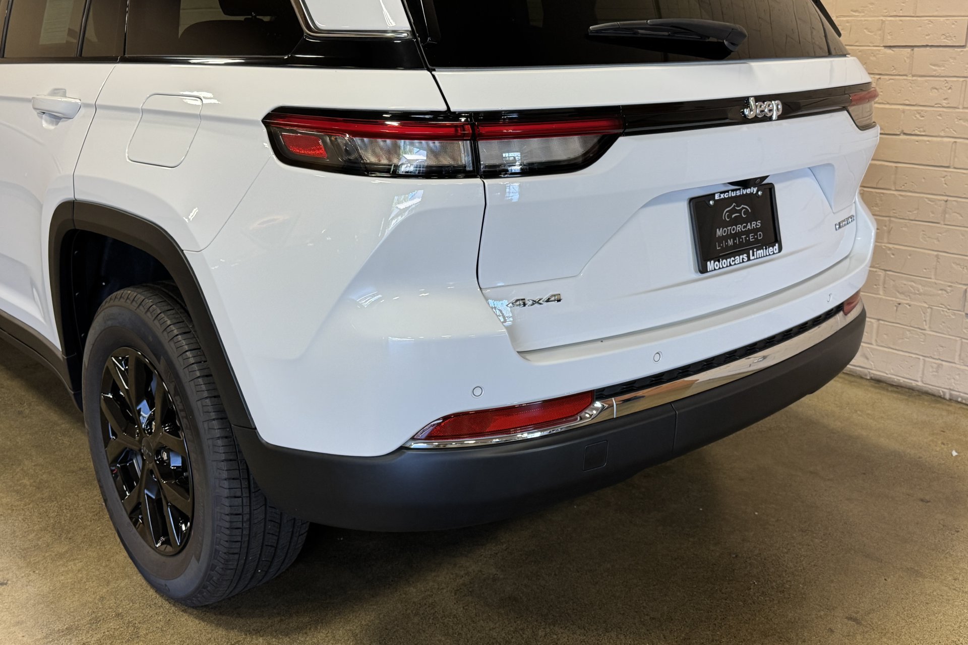 Used 2023 Jeep Grand Cherokee Limited AWD/4WD image 17