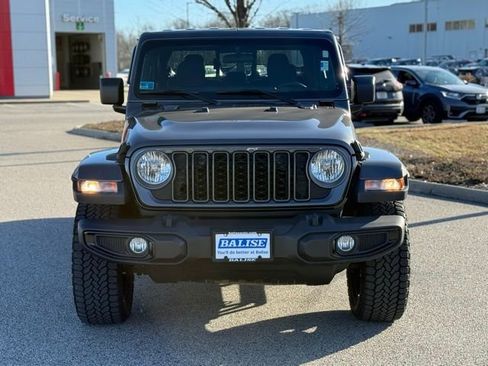 Used 2025 Jeep Gladiator Sport image 2