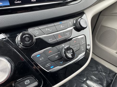 Used 2023 Chrysler Pacifica Touring-L image 28