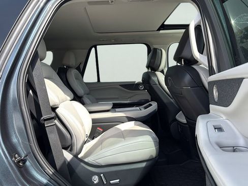 Used 2025 Lincoln Navigator Reserve image 12