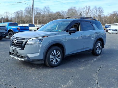 Used 2022 Nissan Pathfinder SL w/ SL Black Package image 3