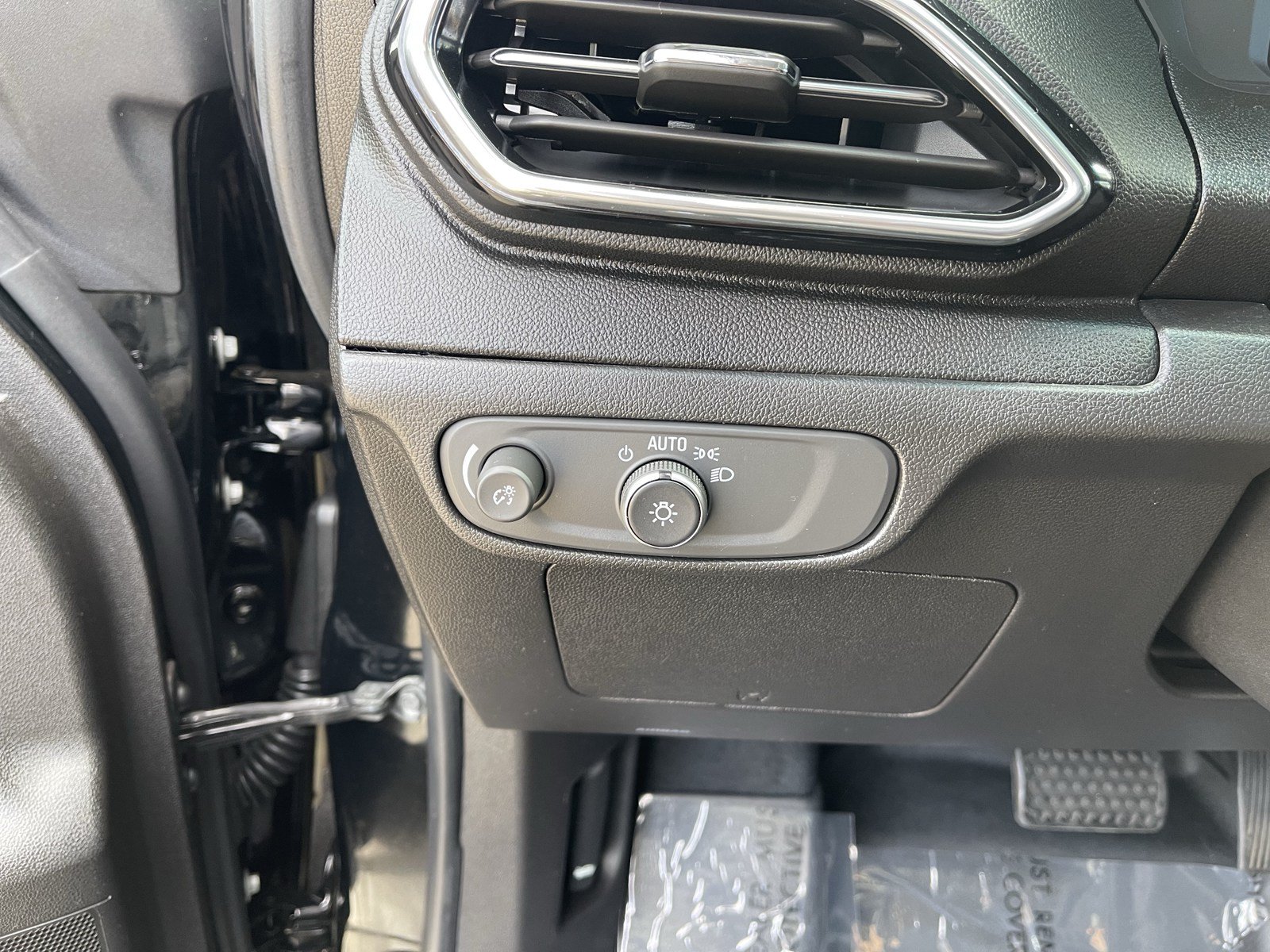 Used 2023 Chevrolet Bolt LT w/ Infotainment Package FWD image 22