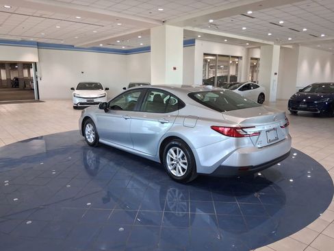 Used 2025 Toyota Camry LE image 4