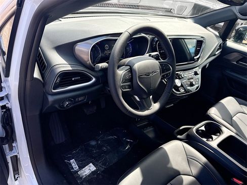 New 2026 Chrysler Pacifica Select image 9