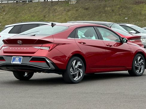 Used 2025 Hyundai Elantra SEL image 3