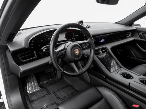 Used 2022 Porsche Taycan image 3