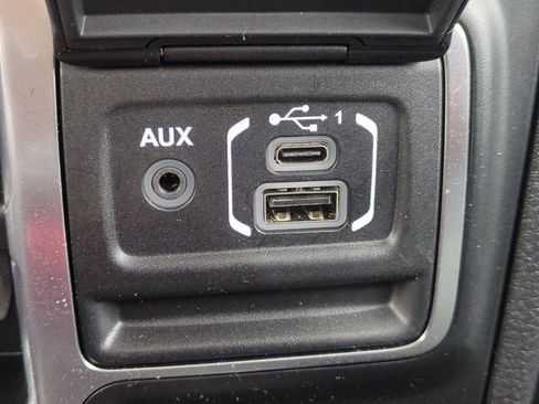 Used 2025 Jeep Wrangler Unlimited Sahara AWD/4WD image 23