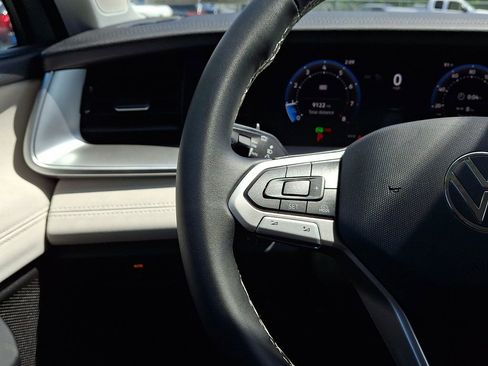 Certified 2025 Volkswagen Tiguan SE AWD/4WD image 19