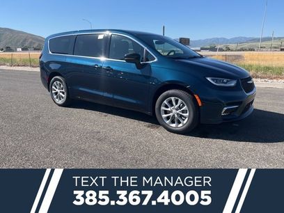 New 2025 Chrysler Pacifica Select w/ Uconnect Theater Family Group