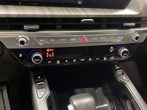 Used 2024 Kia Telluride EX w/ EX Captain's Chair Package AWD/4WD image 11