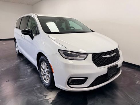 Used 2024 Chrysler Pacifica Touring-L FWD image 26