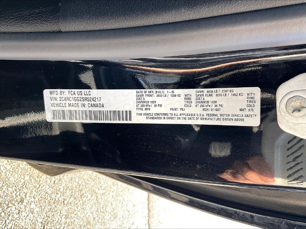 Used 2025 Chrysler Pacifica Limited FWD image 32