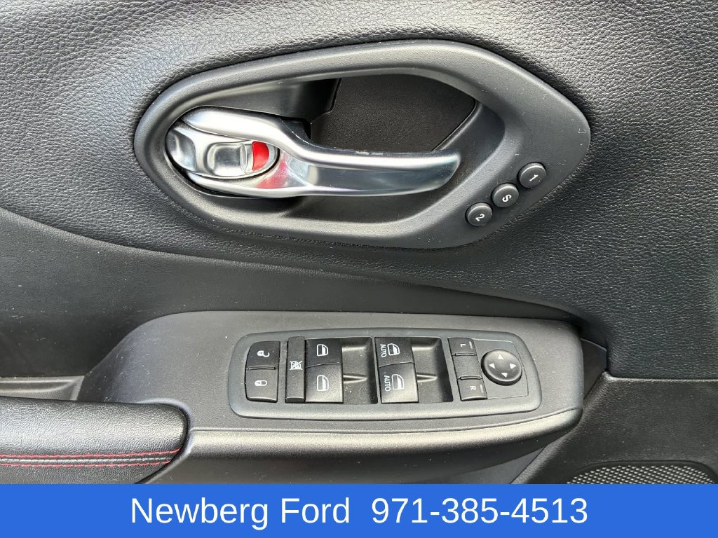 Used 2020 Jeep Cherokee Trailhawk AWD/4WD image 13