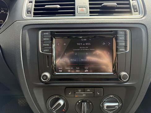 Used 2017 Volkswagen Jetta SE FWD image 10