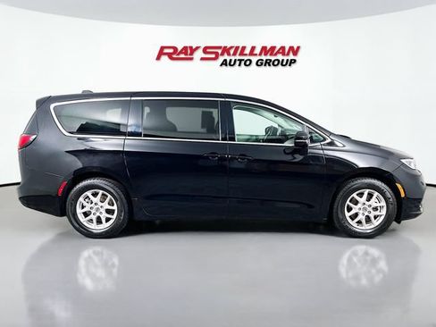 Used 2024 Chrysler Pacifica Touring-L FWD image 8