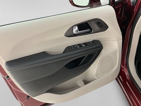 Used 2022 Chrysler Pacifica Touring-L AWD/4WD image 13