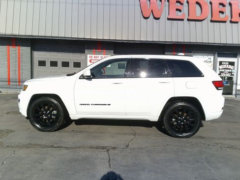 Used 2022 Jeep Grand Cherokee Laredo X image 2