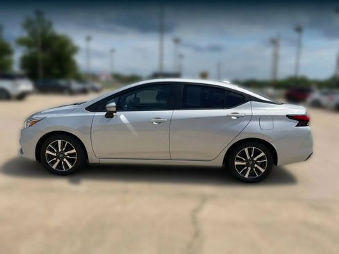 Used 2021 Nissan Versa SV FWD image 4
