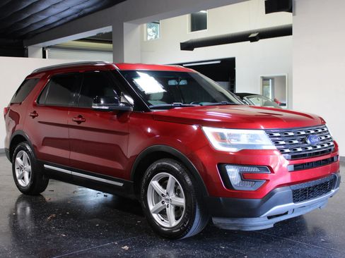 Used 2016 Ford Explorer XLT w/ Equipment Group 201A FWD image 1